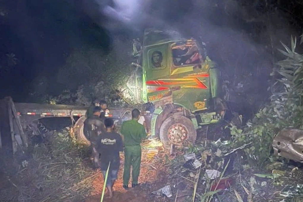 Xe đầu kéo rơi xuống vực trên đèo Kim Quy, tài xế tử vong 13 thoi su xe dau keo roi xuong vuc1 1790571284136