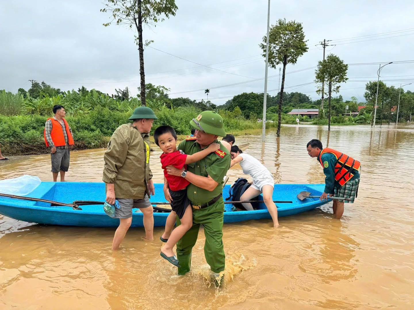 Công an Lào Cai xuyên đêm cứu hộ trong mưa lũ do bão số 10 42 555962342 770580862642381 8324398421223491262 n