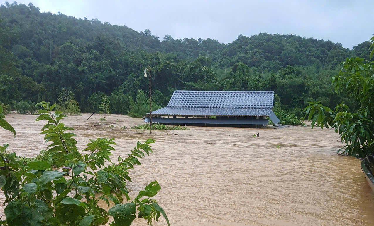 Nhà ngập tới nóc, người dân Nghệ An xuyên đêm chạy lũ 41 base64 17591981123771083512687